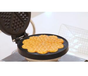 LETWOO heart shaped waffle machine front view